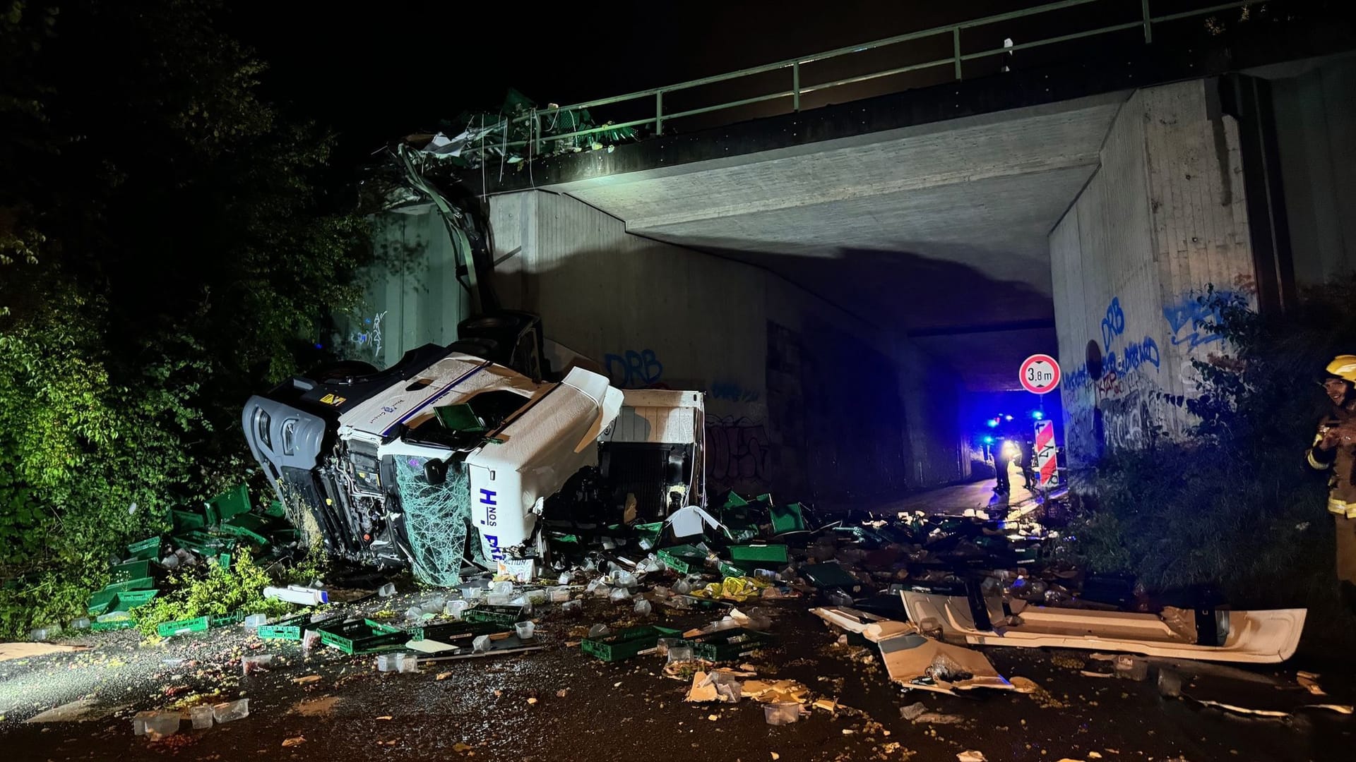 Lkw-Fahrer stürzt in Zugmaschine von Autobahnbrücke