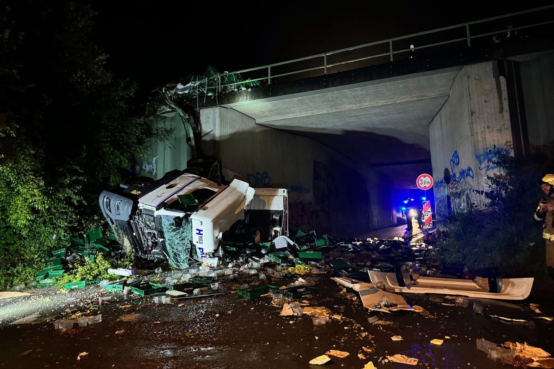 Lkw-Fahrer stürzt in Zugmaschine von Autobahnbrücke