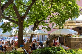 Biergarten in Nürnberg (Symbolfoto): Das "Landbierparadies" kämpft gegen den Personalmangel in der Gastrobranche.