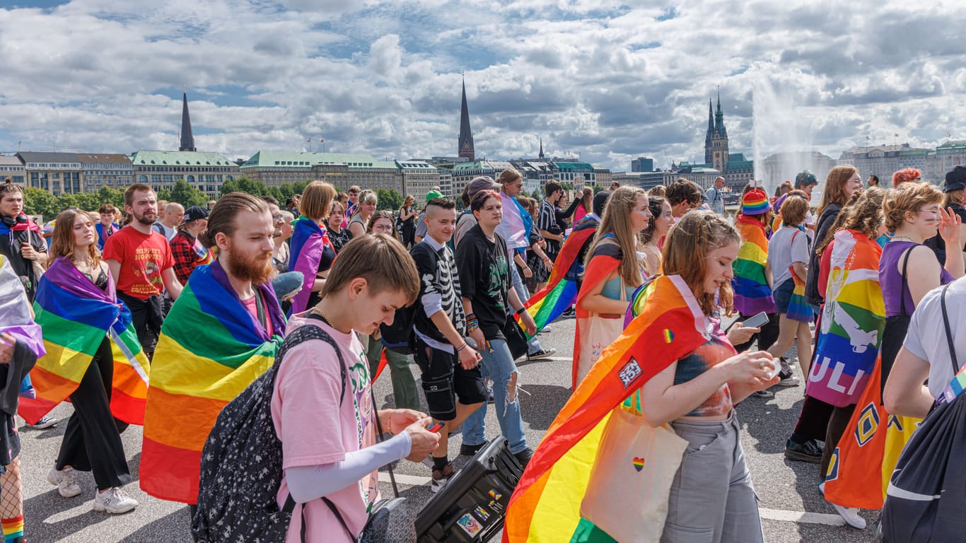 Teilnehmer des CSD in Hamburg im vergangenen Jahr: Die Parade zieht auch in dieses Mal quer durch die Innenstadt.