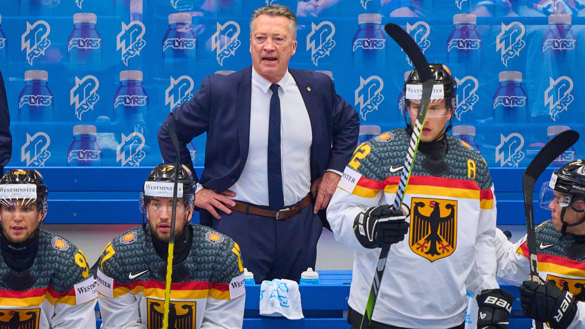 Harold Kreis (im Anzug) stärkte seinem Spieler den Rücken.