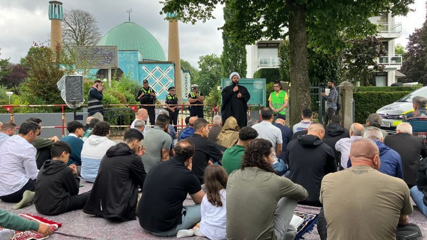 Ein Prediger spricht zu Gläubigen vor der geschlossenen Blauen Moschee an der Hamburger Außenalster: Laut des Verfassungsschutzes unterstützt der Trägerverein des Gebäudes Terroristen.