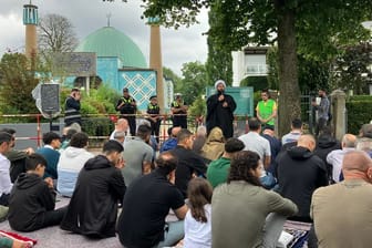 Ein Prediger spricht zu Gläubigen vor der geschlossenen Blauen Moschee an der Hamburger Außenalster: Laut des Verfassungsschutzes unterstützt der Trägerverein des Gebäudes Terroristen.