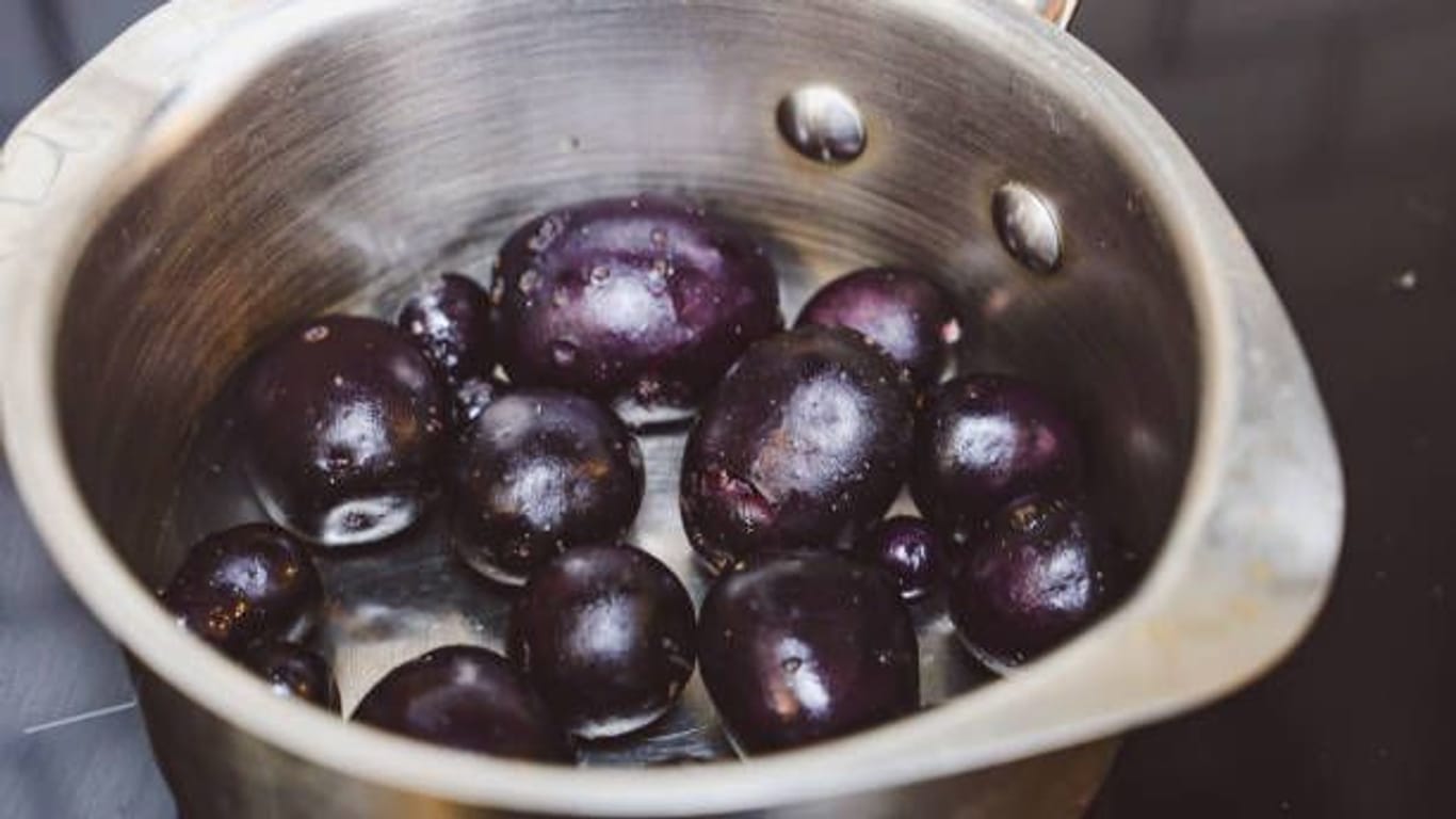 Violette Kartoffeln: Durch die als Anthocyane bezeichneten Pflanzenfarbstoffe erhalten Obst und Gemüse ihre Blau- bzw. Violettfärbung.