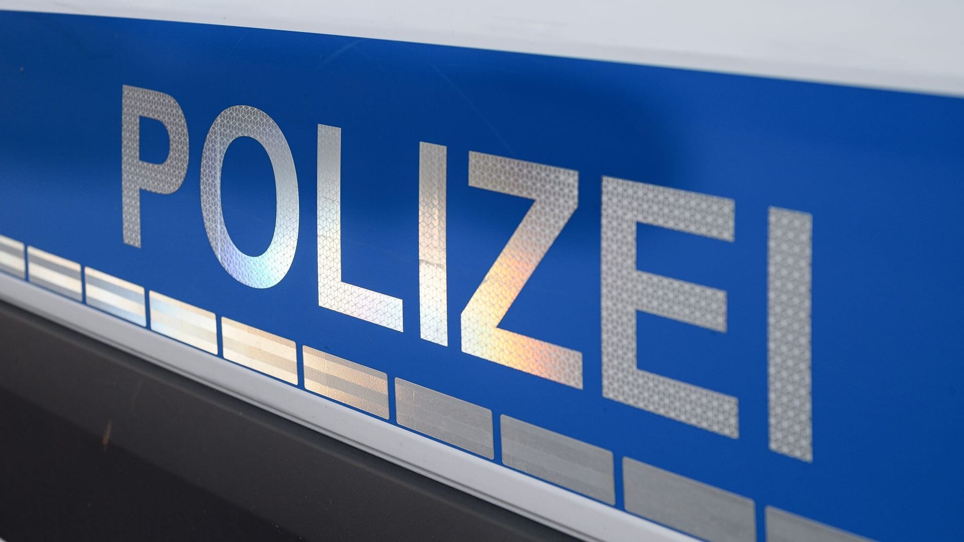 Der Polizei-Schriftzug auf einem Einsatzwagen - Archivbild