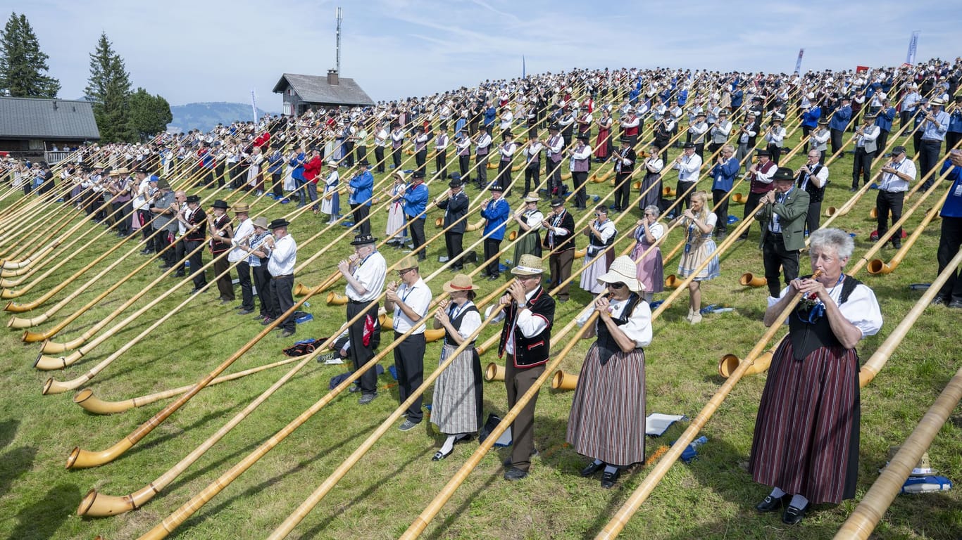 Guinness-Weltrekord im Alphorn-Blasen der Schweiz