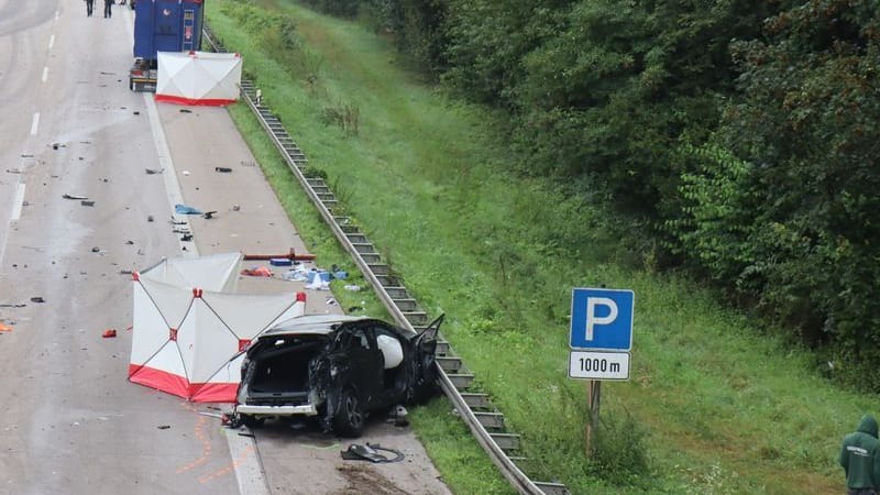 Einsatzkräfte gehen auf der gesperrten Autobahn A5, nach einem schweren Verkehrsunfall.