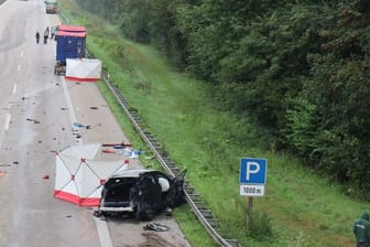 Einsatzkräfte gehen auf der gesperrten Autobahn A5, nach einem schweren Verkehrsunfall.