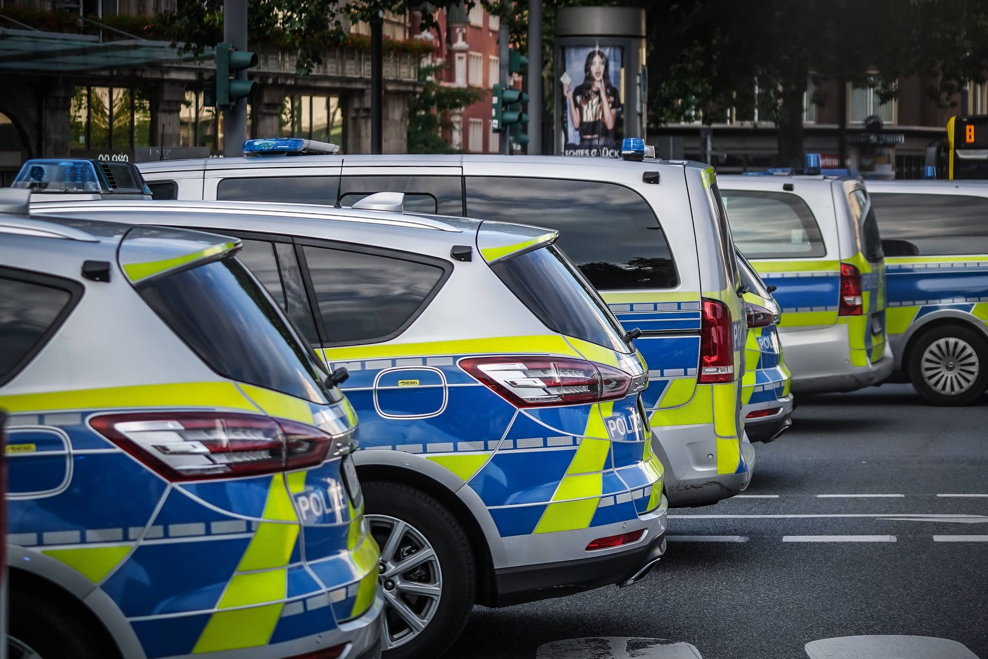 Polizeieinsatz (Symbolbild): Die Clankriminalität ist in Niedersachsen laut einem Bericht leicht rückläufig.