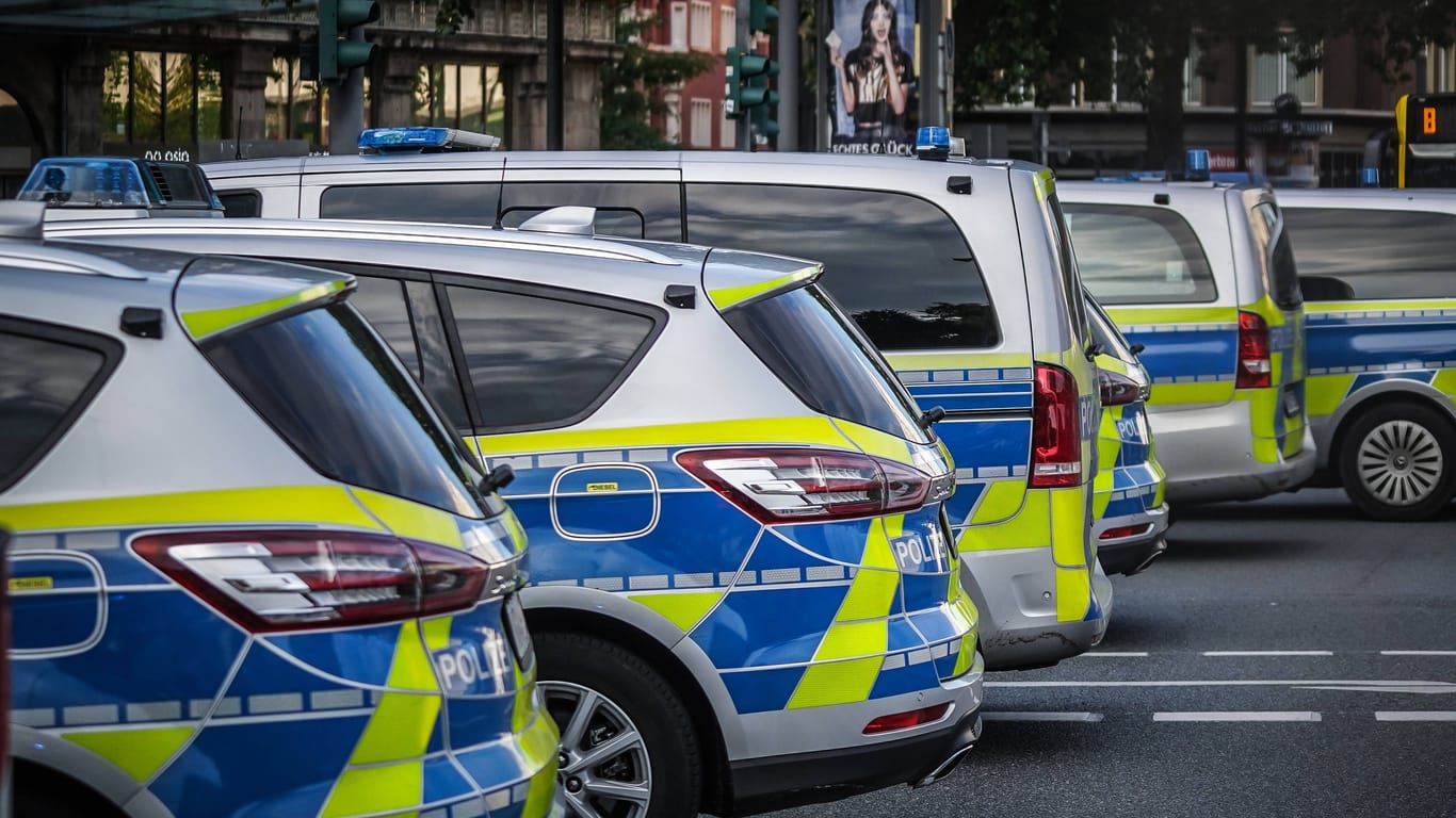 Polizeieinsatz (Symbolbild): Die Clankriminalität ist in Niedersachsen laut einem Bericht leicht rückläufig.