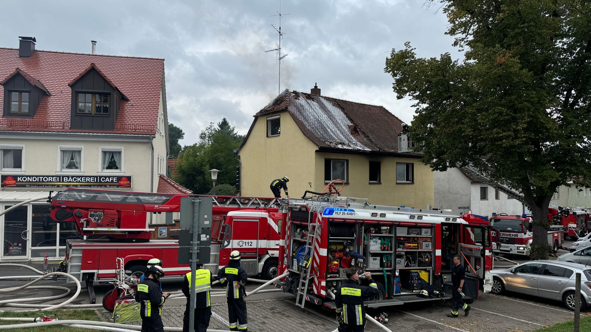 Zahlreiche Feuerwehrleute rückten nach Katzwang aus: Der Brand ist inzwischen gelöscht.