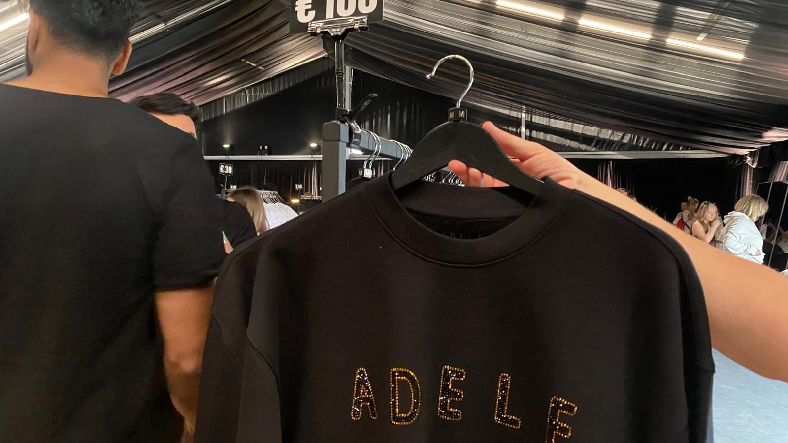 Ein Andeken vom Konzert: Der Pulli mit Adele-Aufschrift kostet 100 Euro.