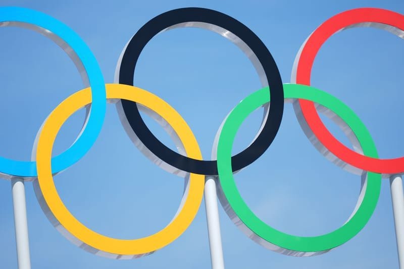 Olympia, Paris 2024, Beach-Volleyball, Blick auf die olympischen Ringe.