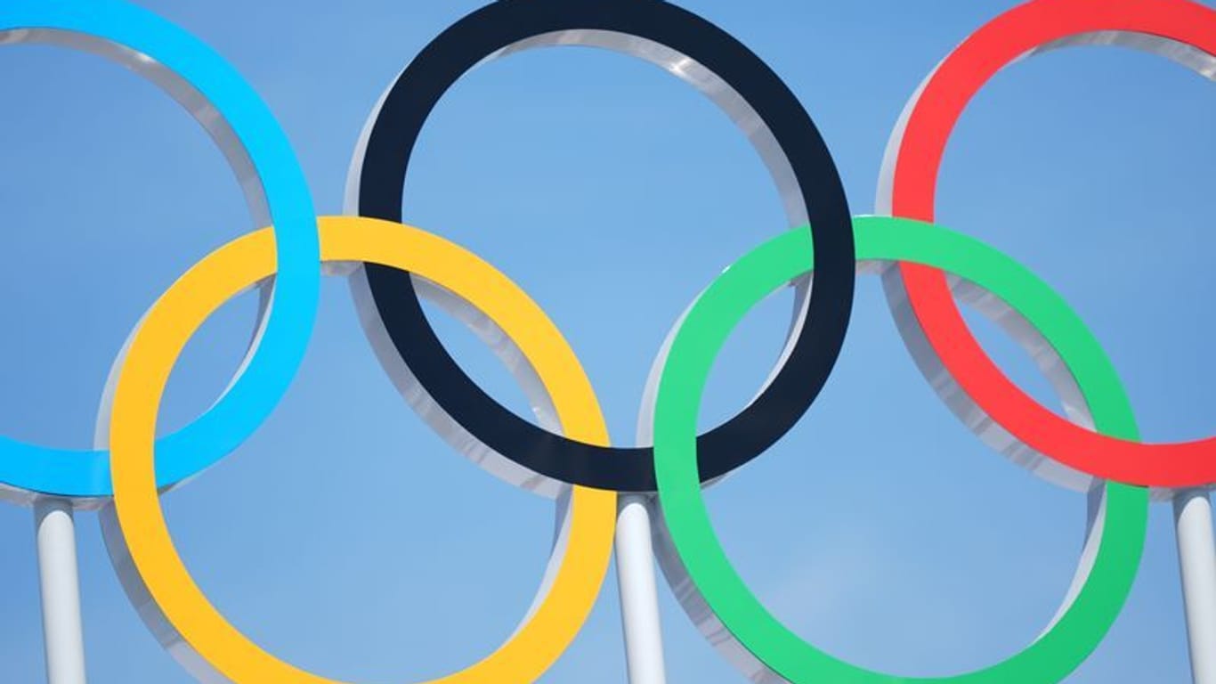 Olympia, Paris 2024, Beach-Volleyball, Blick auf die olympischen Ringe.