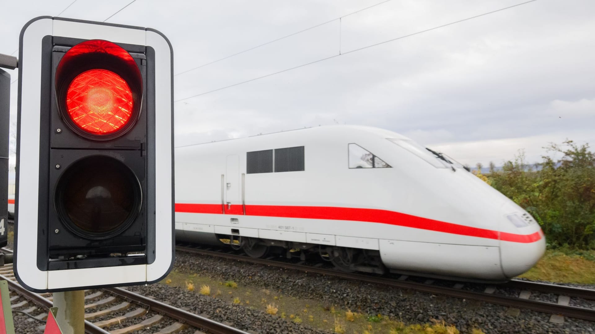 Ein ICE-Zug an einer Ampel (Symbolbild): Auf der Bahnstrecke zwischen Hamburg und Berlin soll vier Monate lang gebaut werden.