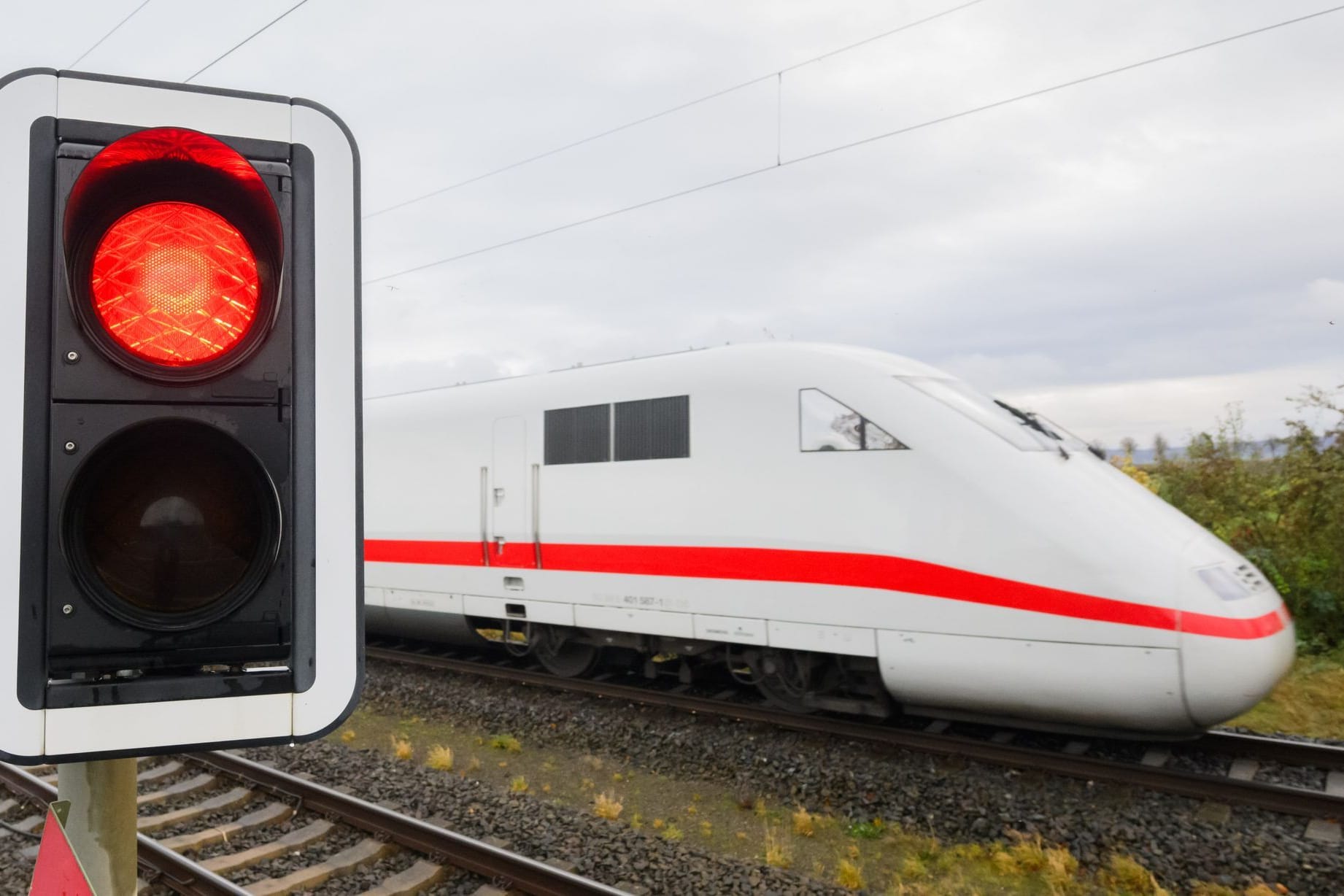 Ein ICE-Zug an einer Ampel (Symbolbild): Auf der Bahnstrecke zwischen Hamburg und Berlin soll vier Monate lang gebaut werden.