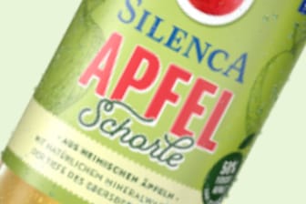 Flaschen können platzen: Deshalb wird eine Charge "Silenca – Apfelschorle naturtrüb" zurückgerufen.