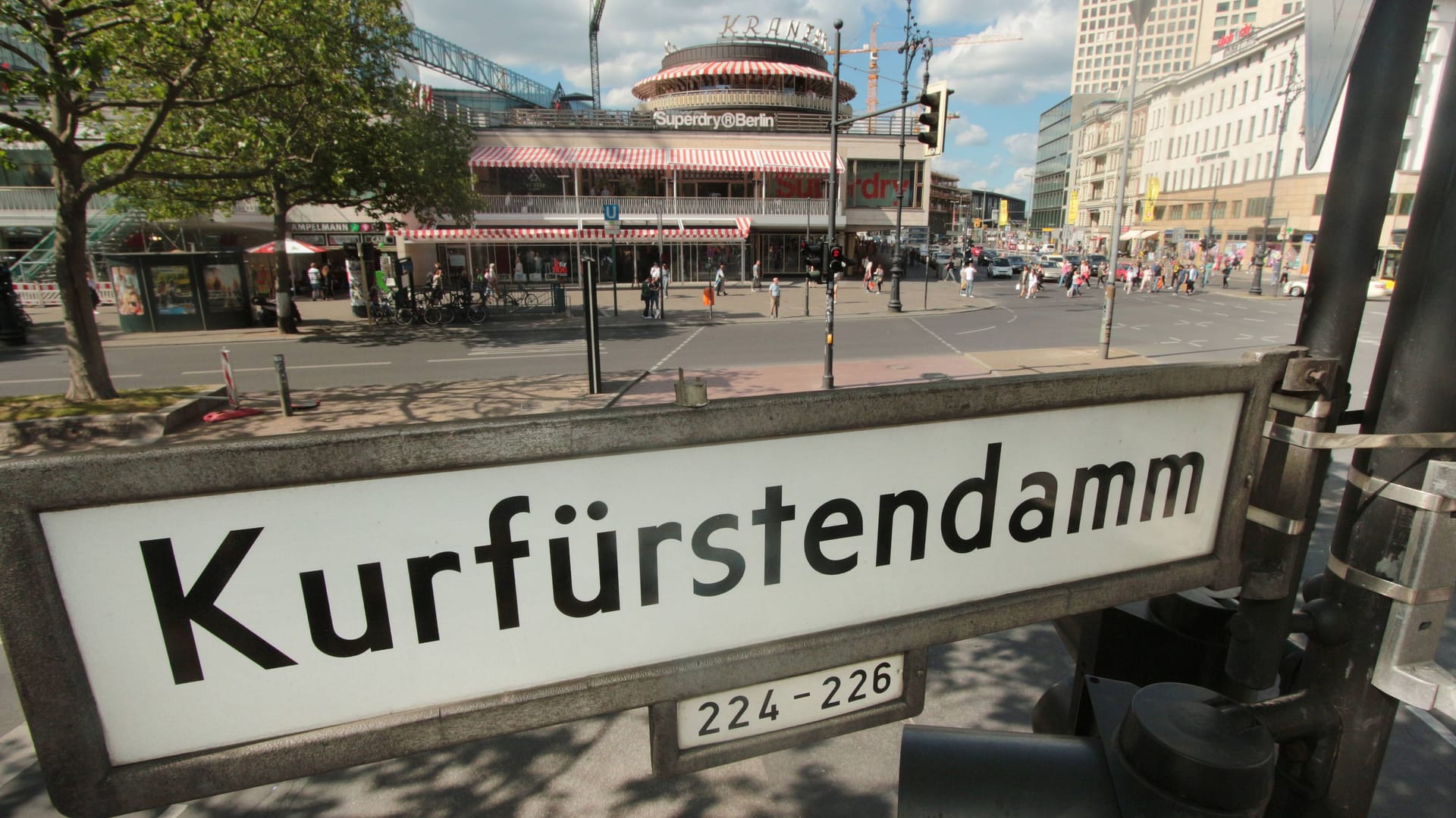 Ein Straßenschild auf dem Kurfürstendamm (Archivbild): In den Seiten- und Nebenstraßen des Berliner Prachtboulevards hat Wohnen seinen Preis.