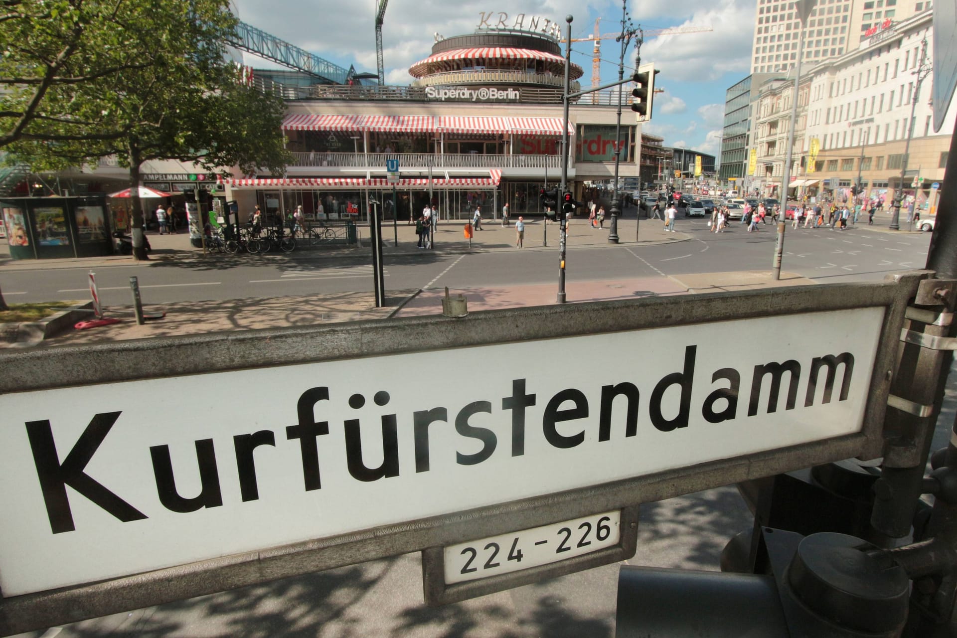 Ein Straßenschild auf dem Kurfürstendamm (Archivbild): In den Seiten- und Nebenstraßen des Berliner Prachtboulevards hat Wohnen seinen Preis.