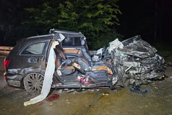 Ein völlig zerstörtes Auto steht nach einem Unfall auf der Straße. Ein 16-Jähriger ist nach Polizeiangaben bei einem Autounfall in Niederbayern ums Leben gekommen.