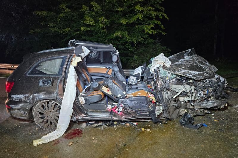 Ein völlig zerstörtes Auto steht nach einem Unfall auf der Straße. Ein 16-Jähriger ist nach Polizeiangaben bei einem Autounfall in Niederbayern ums Leben gekommen.