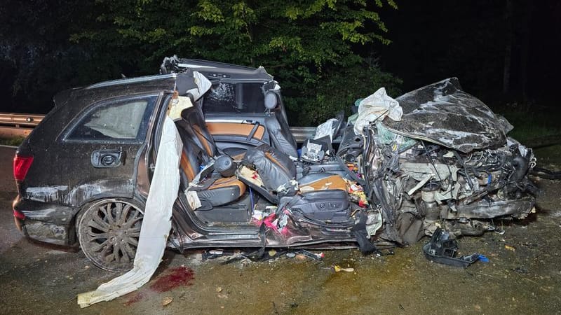 Ein völlig zerstörtes Auto steht nach einem Unfall auf der Straße. Ein 16-Jähriger ist nach Polizeiangaben bei einem Autounfall in Niederbayern ums Leben gekommen.