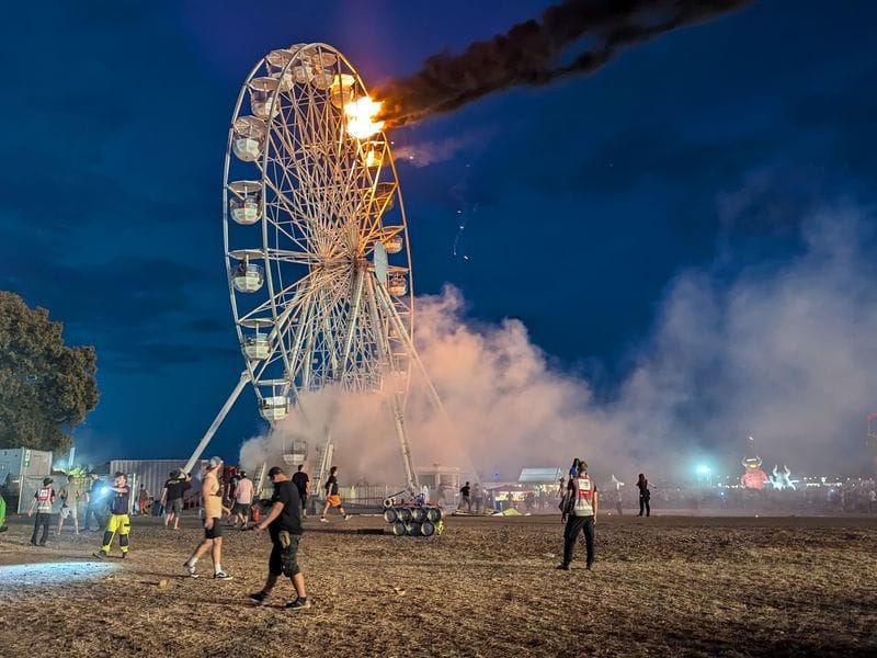 Ein Riesenrad auf dem Highfield-Festival steht in Flammen.