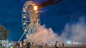 Ein Riesenrad auf dem Highfield-Festival steht in Flammen.