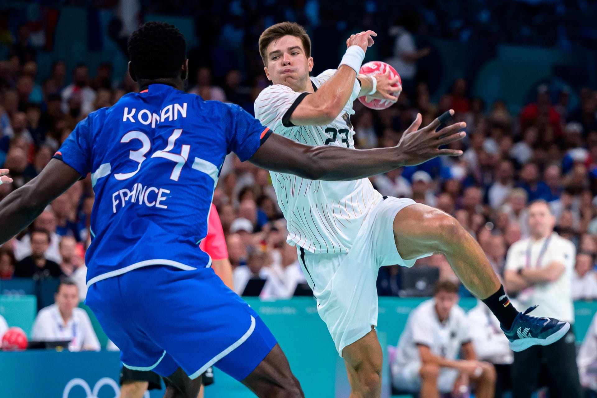 Renārs Uščins schaltete Favorit und Gastgeber Frankreich aus, als er die deutschen Handballer in letzter Sekunde ins Halbfinale warf.