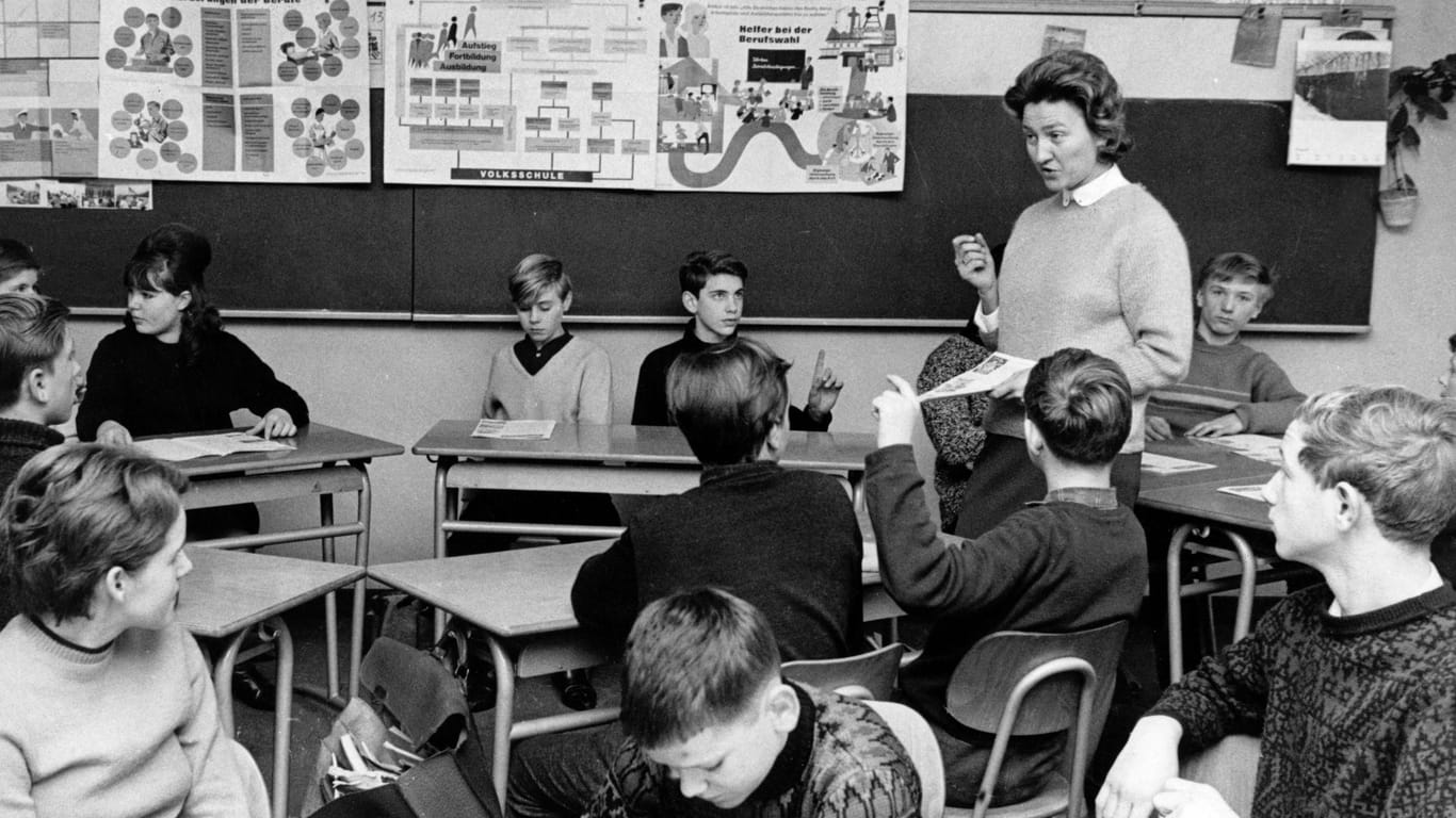 Schulunterricht in einer Volksschule - 1965