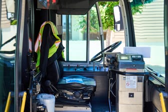 Busfahrerplatz (Symbolbild): Der 15-Jährige ließ sogar Fahrgäste einsteigen.