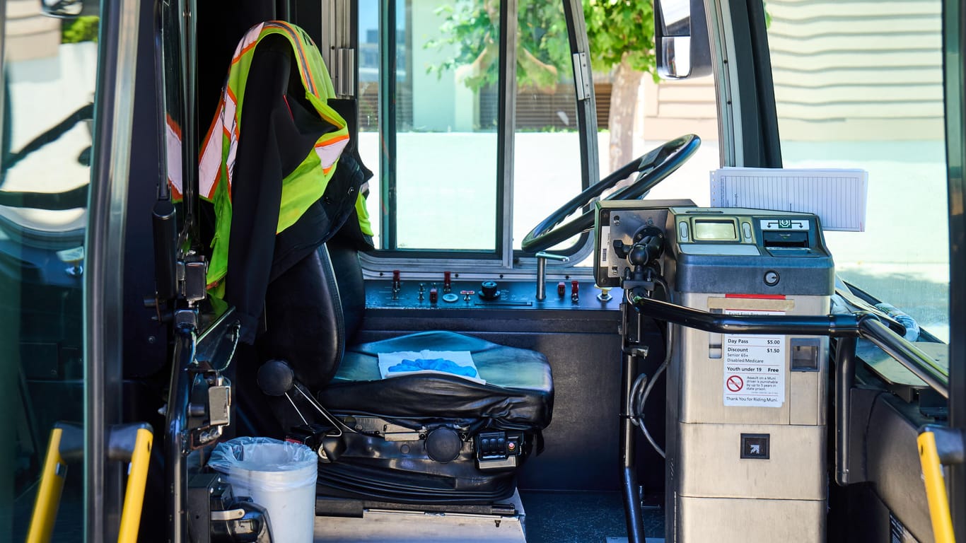 Busfahrerplatz (Symbolbild): Der 15-Jährige ließ sogar Fahrgäste einsteigen.