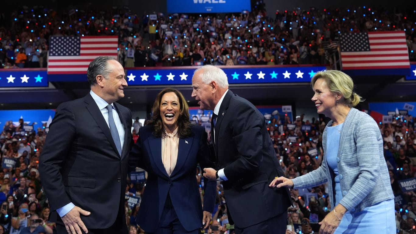 Der Abend der Bekanntgabe: Doug Emhoff und Kamala Harris mit Tim Walz Gwen Walz auf der Bühne in Philadelphia