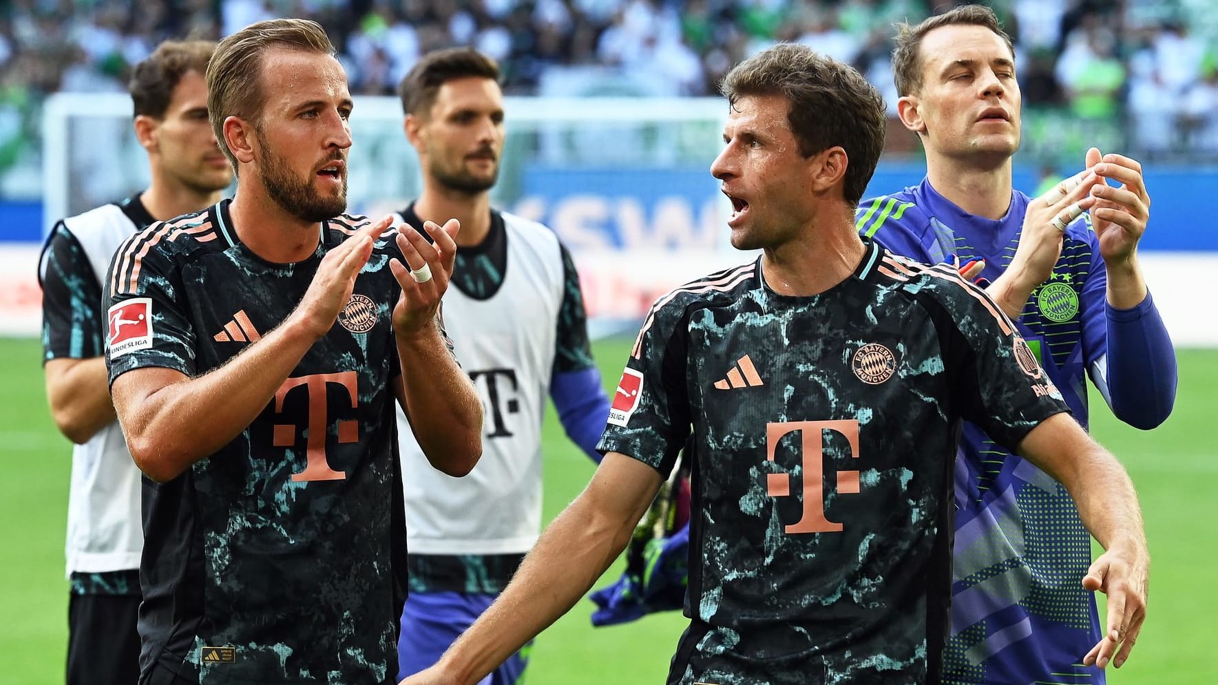 Münchens Spieler Harry Kane und Thomas Müller feiern nach dem Spiel.