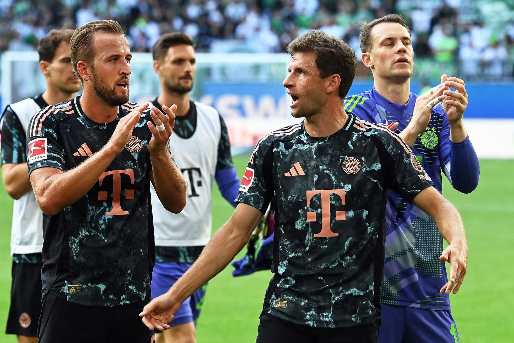 Münchens Spieler Harry Kane und Thomas Müller feiern nach dem Spiel.