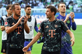 Münchens Spieler Harry Kane und Thomas Müller feiern nach dem Spiel.