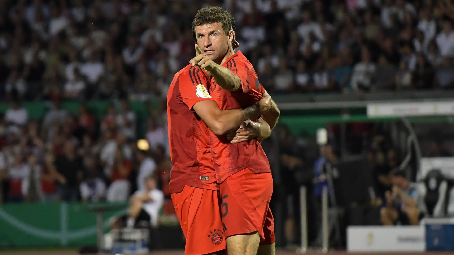 Der FC Bayern hat seine Pflichtaufgabe in der ersten Runde des DFB-Pokals souverän erledigt und ist mit einem 4:0-Sieg gegen Zweitligaaufsteiger SSV Ulm erfolgreich in die Saison gestartet. Thomas Müller glänzte dabei als Vertreter von Harry Kane. Andere Stars fielen dagegen mit ihren Leistungen etwas ab. Die Einzelkritik.