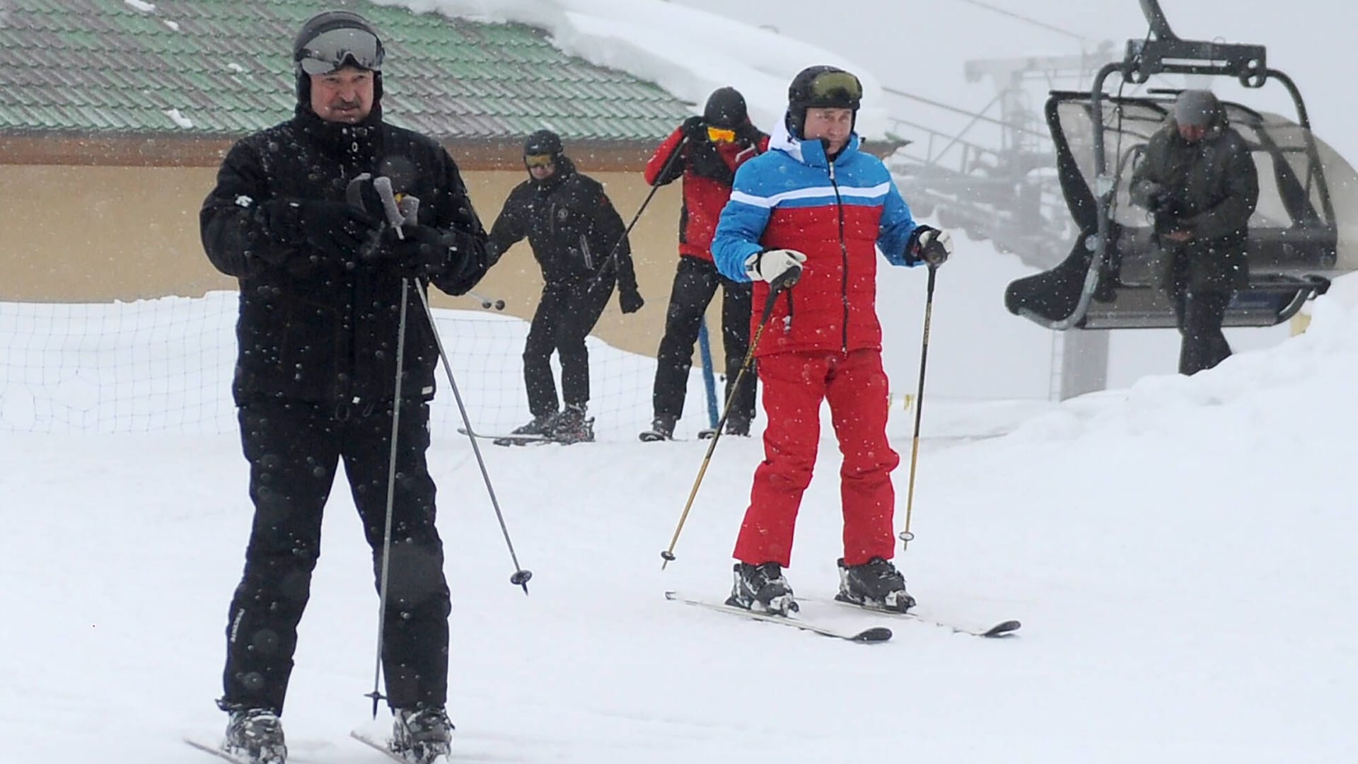 Keine Partner auf Augenhöhe: Putin und Lukaschenko beim Skifahren.