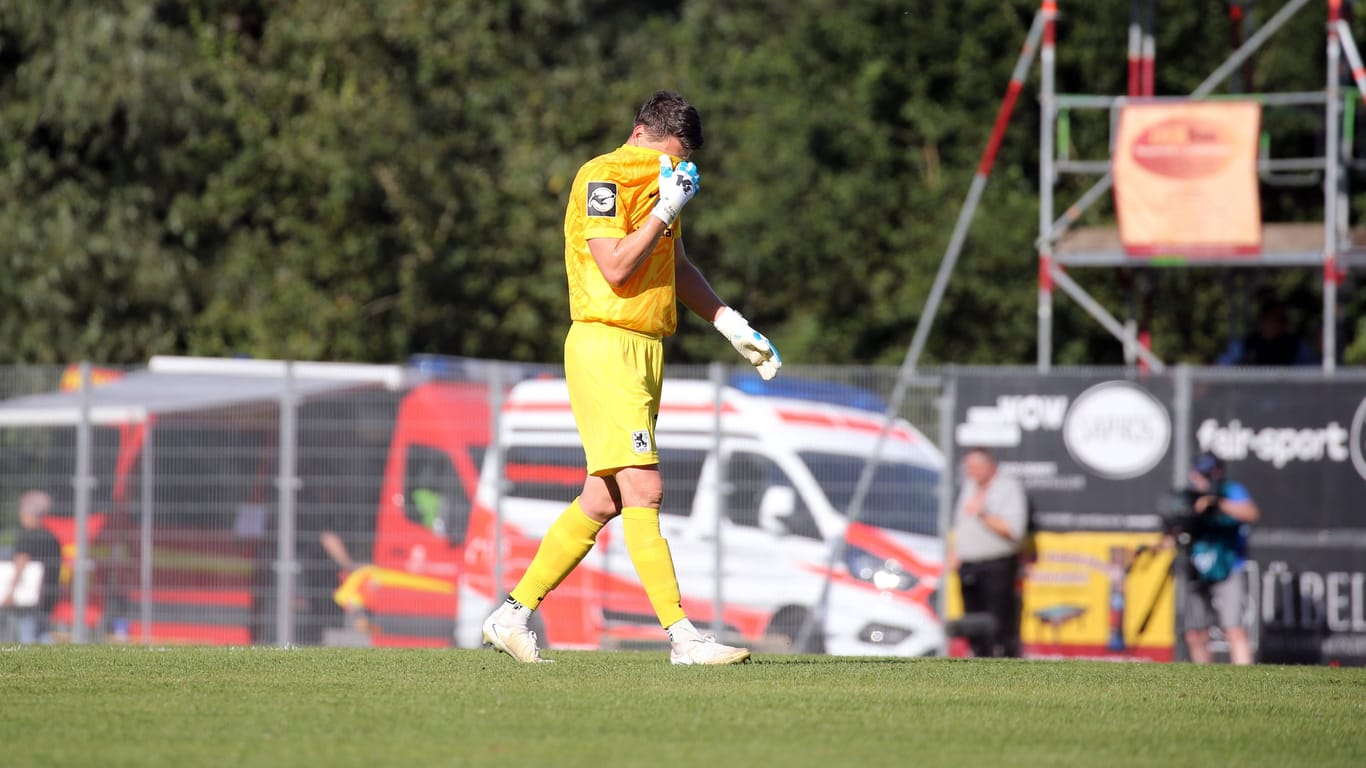 Würde am liebsten im Erdboden versinken: René Vollath nach dem 60-Meter-Gegentor zum zwischenzeitlichen 0:3.