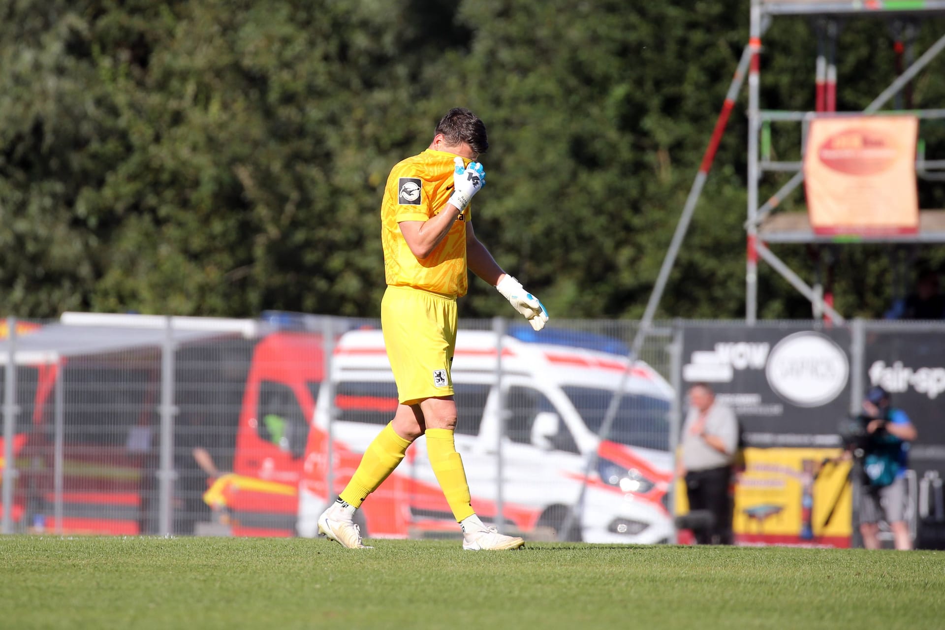 Würde am liebsten im Erdboden versinken: René Vollath nach dem 60-Meter-Gegentor zum zwischenzeitlichen 0:3.