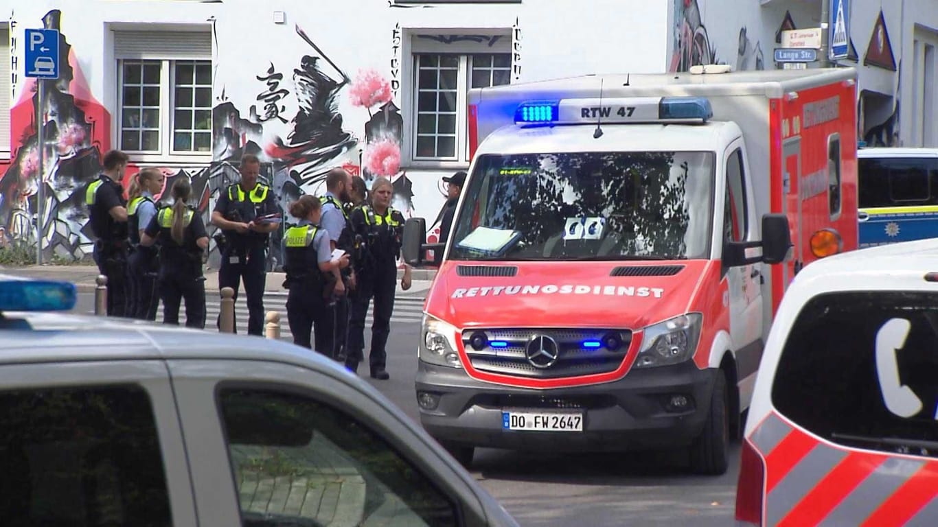 Ein Rettungswagen am S-Bahnhof Dortmund-West: Ein Mann musste mit Schussverletzungen ins Krankenhaus gebracht werden.