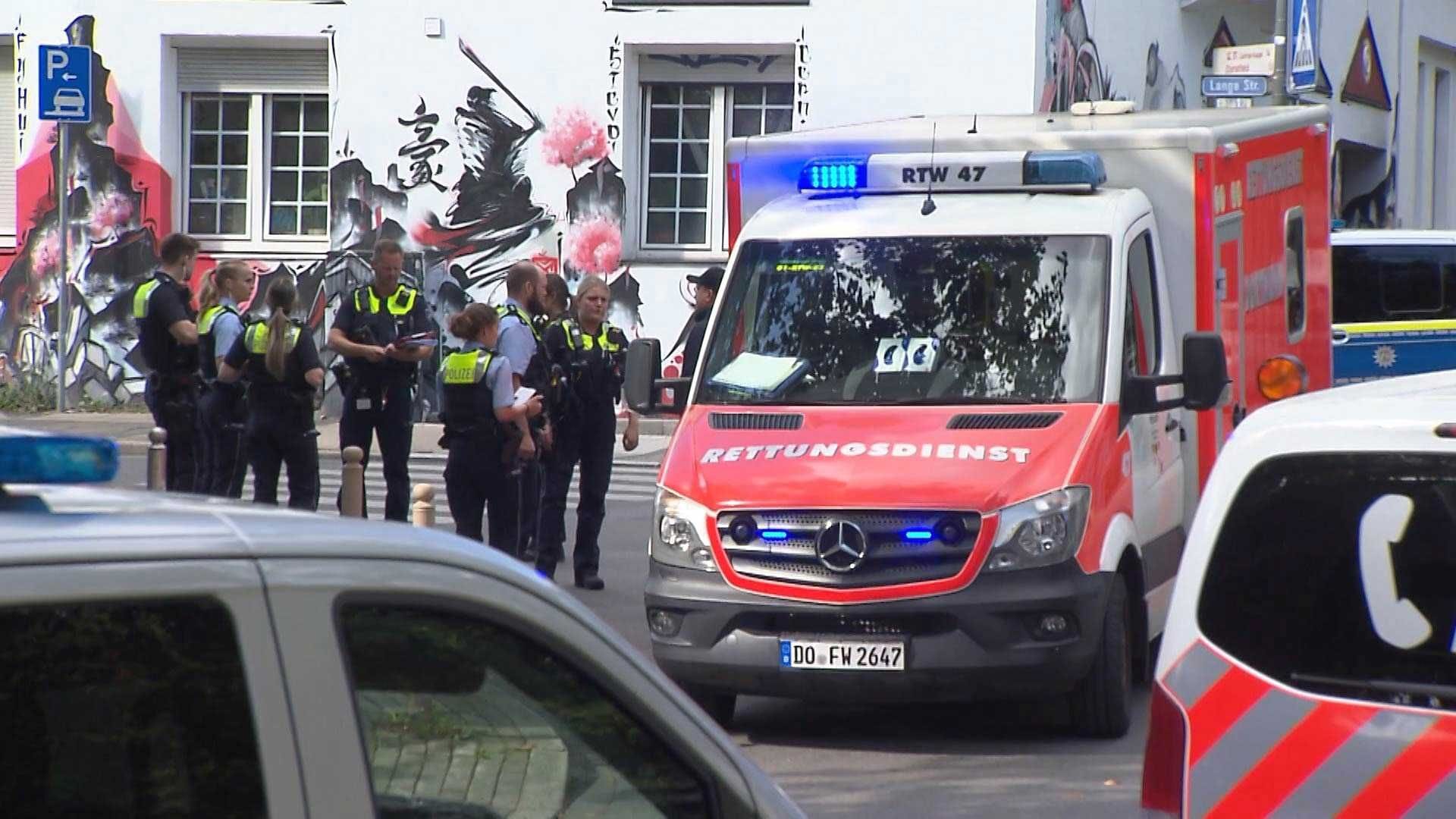 Ein Rettungswagen am S-Bahnhof Dortmund-West: Ein Mann musste mit Schussverletzungen ins Krankenhaus gebracht werden.