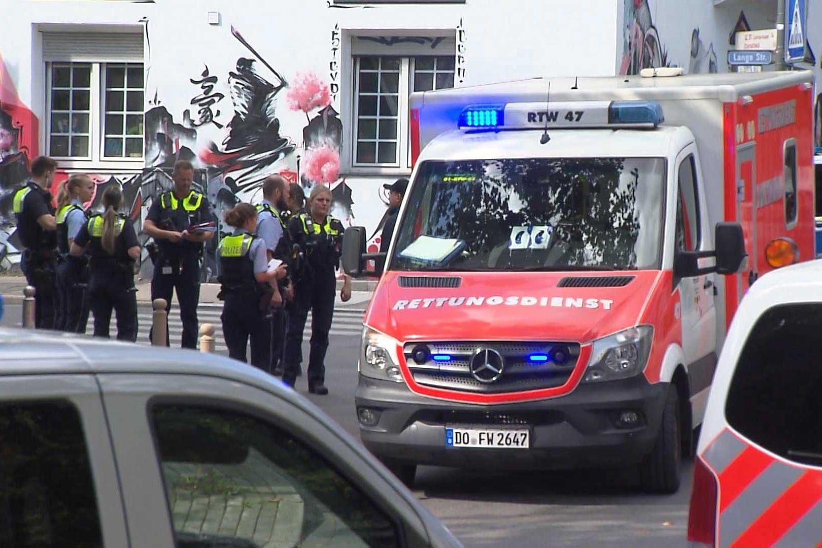 Ein Rettungswagen am S-Bahnhof Dortmund-West: Ein Mann musste mit Schussverletzungen ins Krankenhaus gebracht werden.