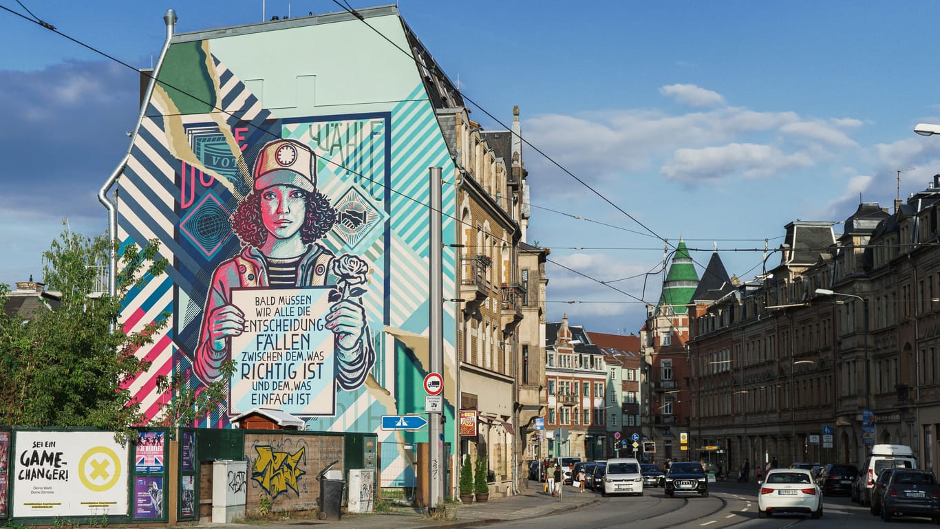 Nach mehr als einer Woche Arbeit: Seit Dienstag ist das 13 mal 17 Meter große Kunstwerk an der Leipziger Straße fertig.