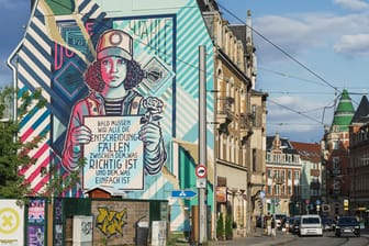 Nach mehr als einer Woche Arbeit: Seit Dienstag ist das 13 mal 17 Meter große Kunstwerk an der Leipziger Straße fertig.