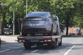 Teslaauto auf Abschleppwagen (Symbolbild): In Charlottenburg kam es am Mittwoch zu einem Verkehrsunfall.