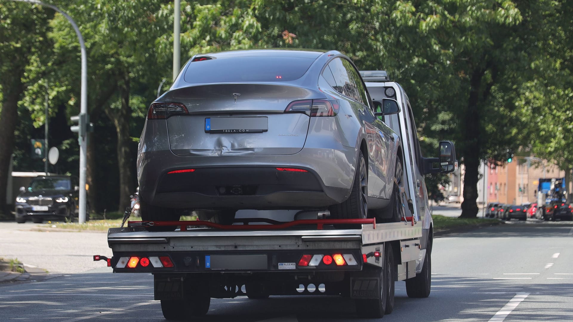 Teslaauto auf Abschleppwagen (Symbolbild): In Charlottenburg kam es am Mittwoch zu einem Verkehrsunfall.