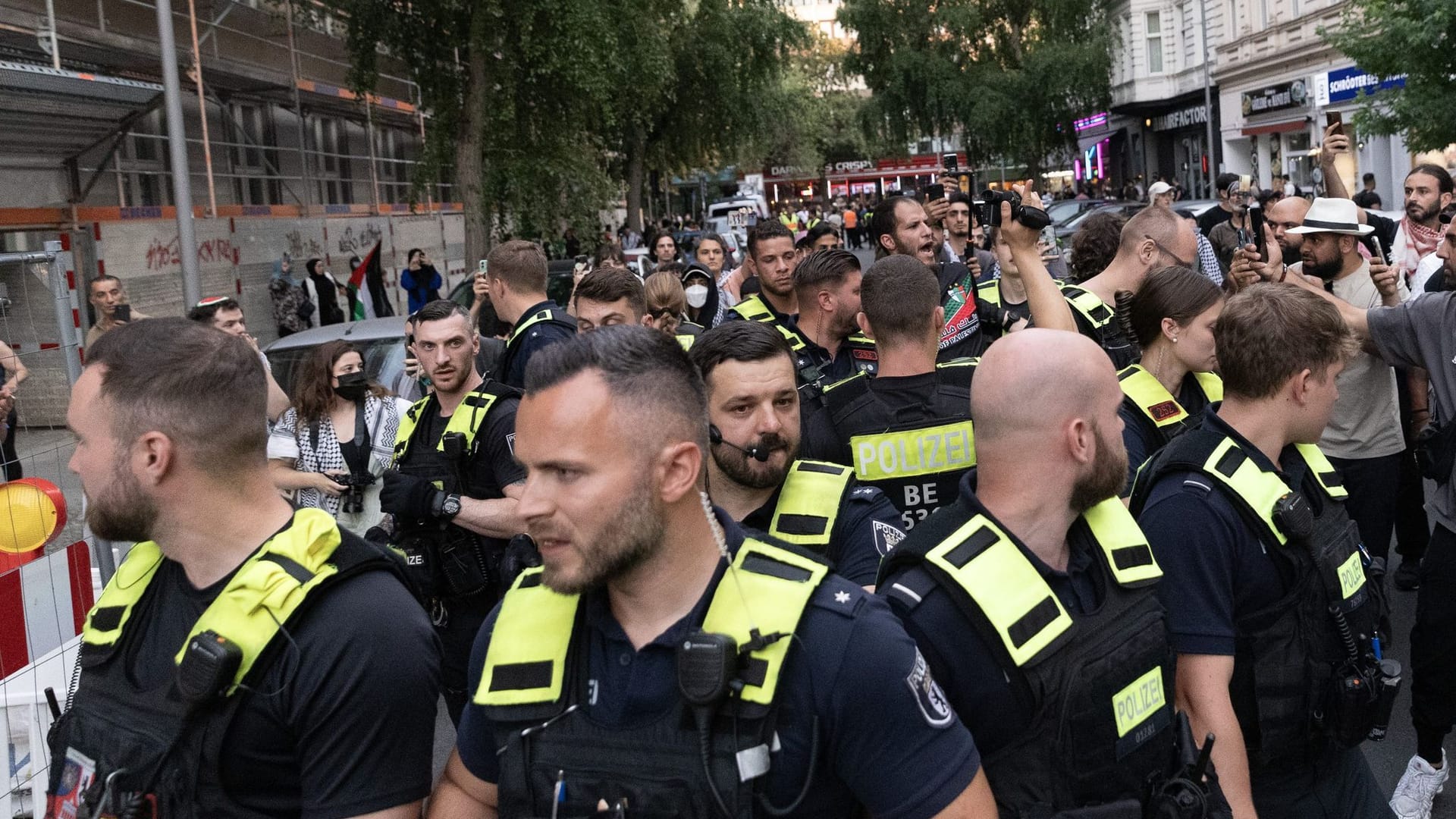 Polizisten bei einer Pro-Palästina-Demonstration am Rathaus Tiergarten: In Berlin kam es zu einer Spontandemonstration.