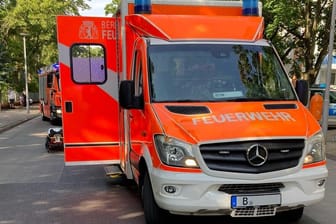 Berlin: Ein Rettungswagen erfasste einen Fußgänger.