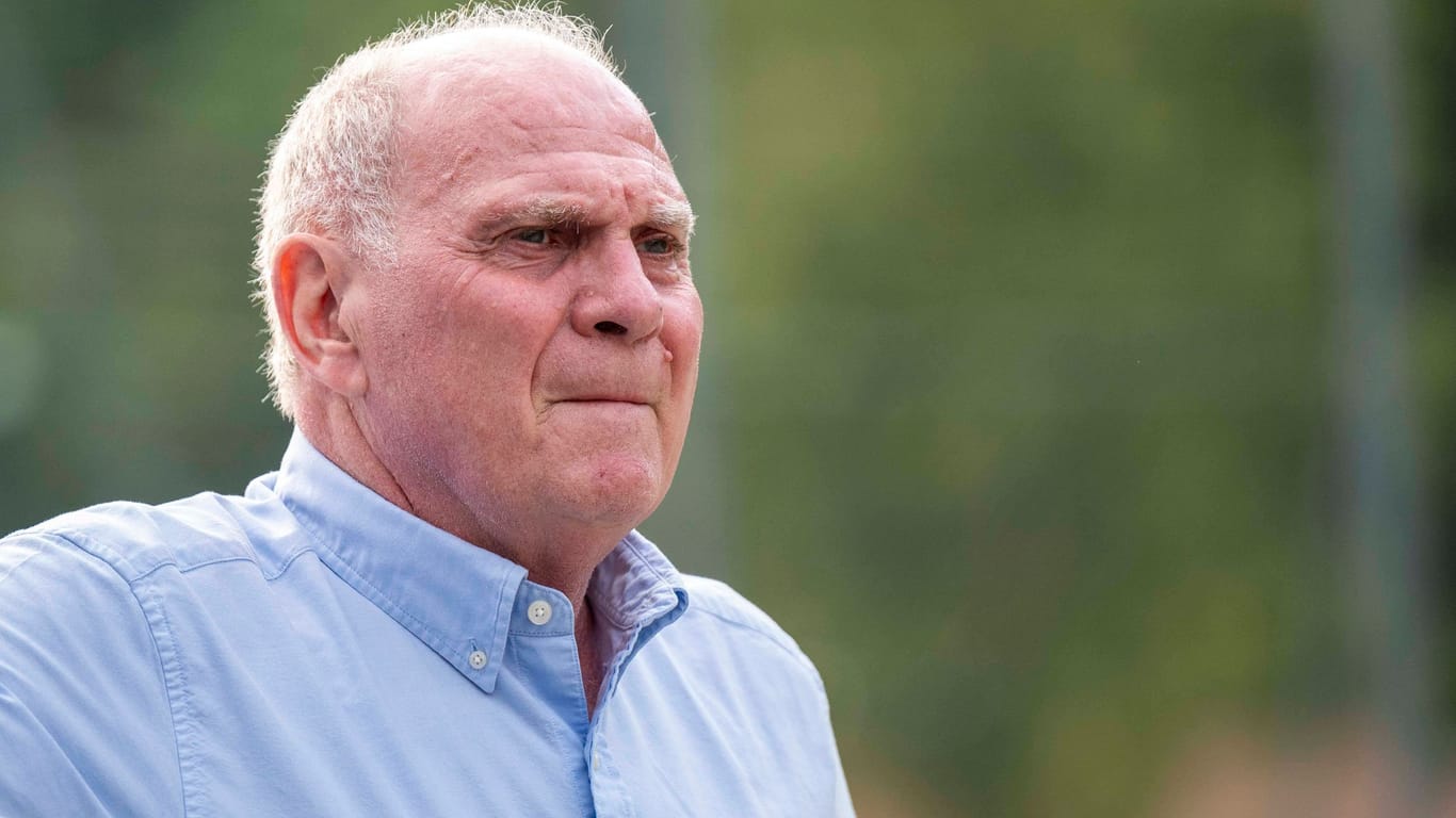 Uli Hoeneß: Bayern-Ehrenpräsident hat mit Bestürzen auf den Tod von Willi Lemke reagiert.